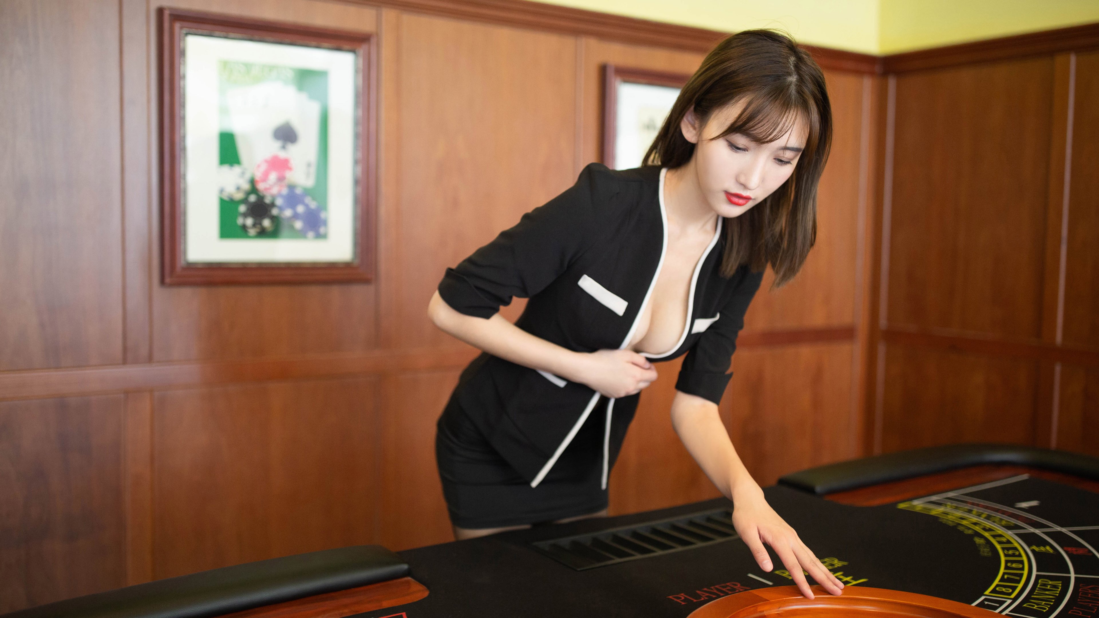 LEYU SPORTS中国官方网站-法国马术队在巴黎奥运会三项赛团体决赛中获得银牌，展现出色表现。