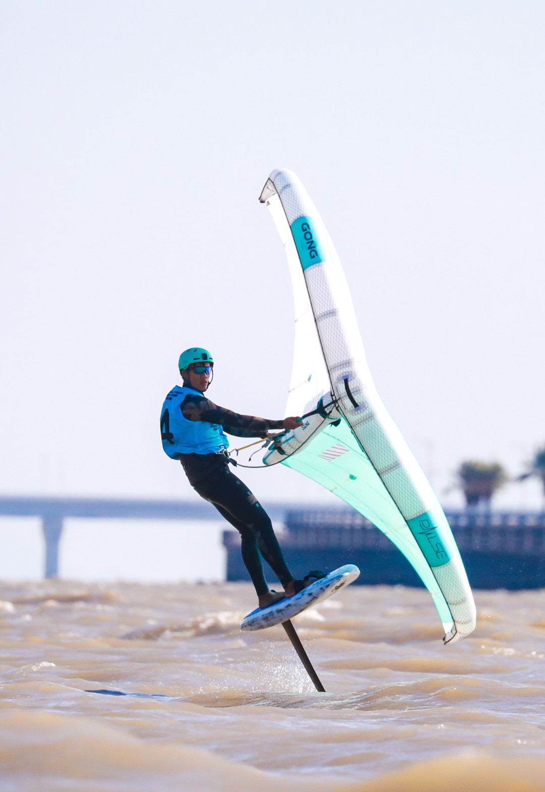 包含"水上运动项目的魅力：帆船与冲浪的体验"的词条