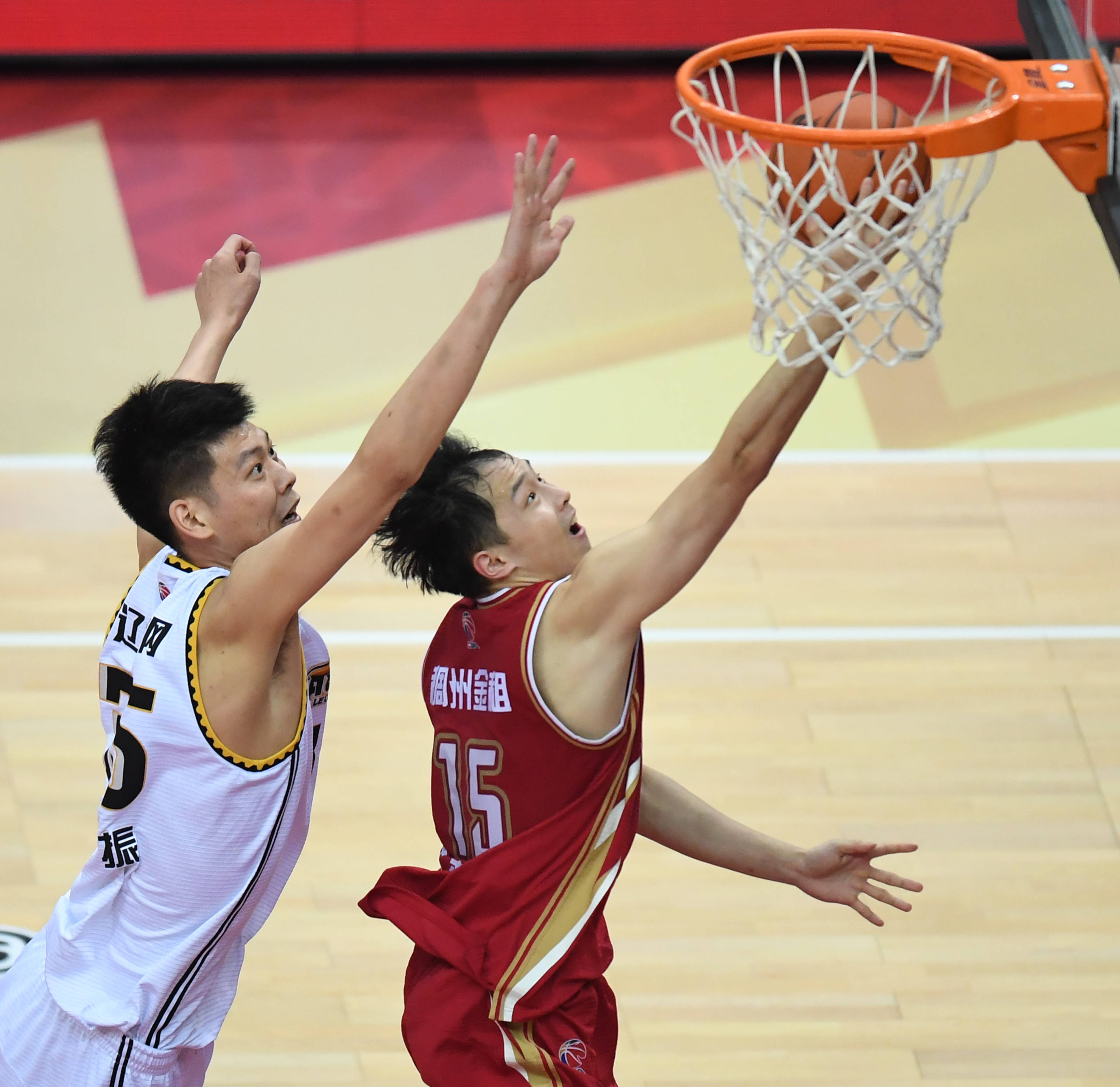 关于"CBA冠军争夺战：季后赛中的英雄与传奇"的信息